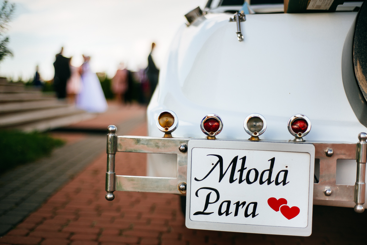 klasyczna limuzyna ślubna na ślub i wesele pełne blichtru